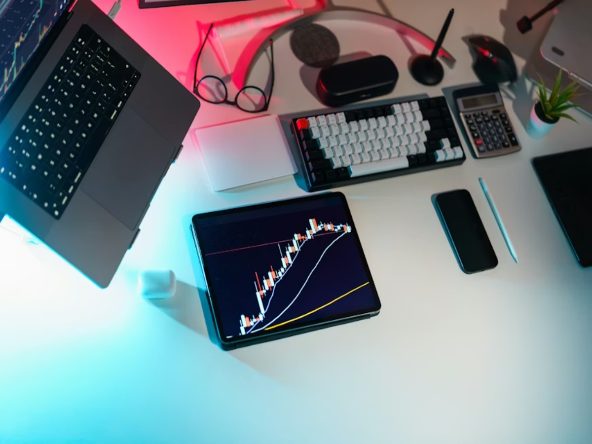 Iran War Fears Hit US Markets: Stocks Fall, Oil Jumps